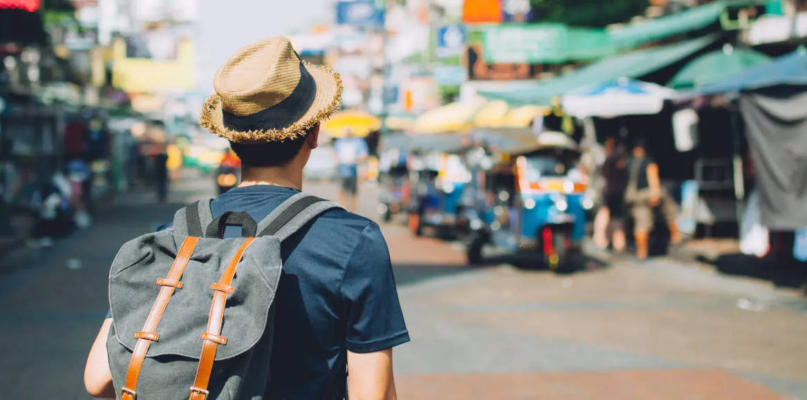 reppumatkailija-kulkee-kadulla