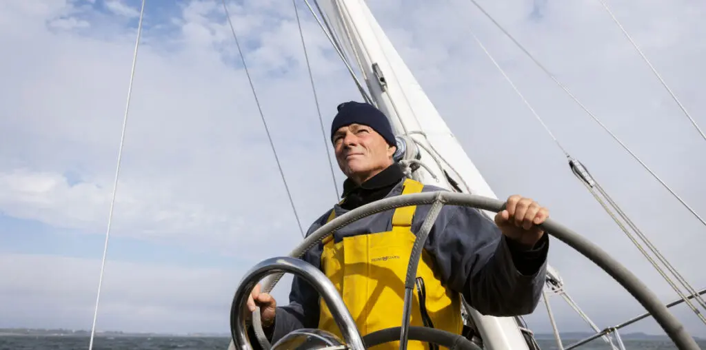 Tapio Lehtinen purjehtimassa